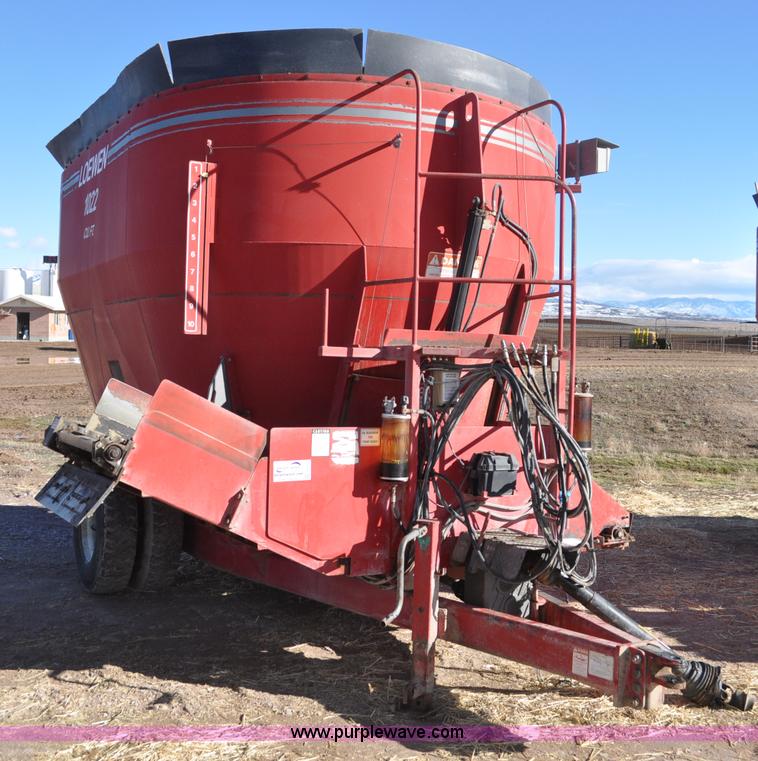 image for item G7117 2004 Loewen 1022 feed wagon