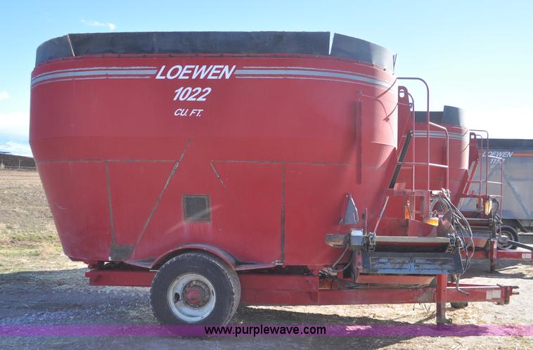 image for item G7117 2004 Loewen 1022 feed wagon