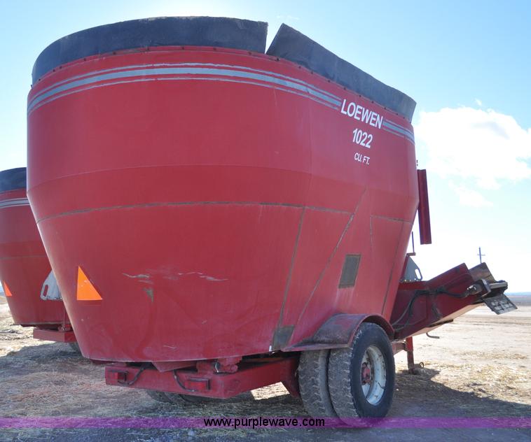 image for item G7117 2004 Loewen 1022 feed wagon