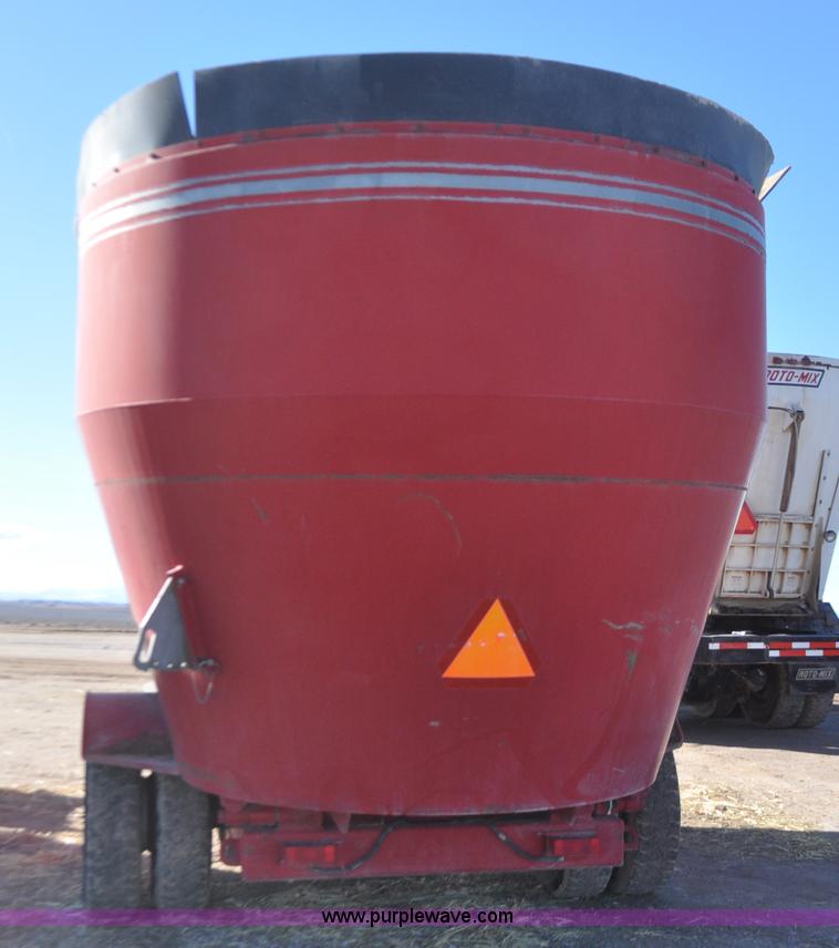 image for item G7117 2004 Loewen 1022 feed wagon