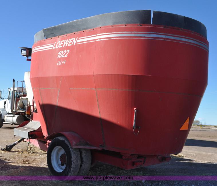 image for item G7117 2004 Loewen 1022 feed wagon