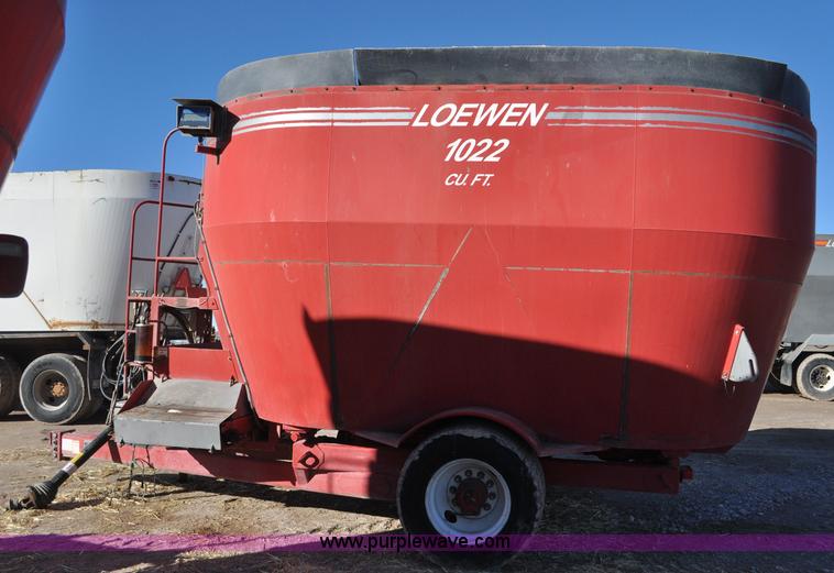 image for item G7117 2004 Loewen 1022 feed wagon