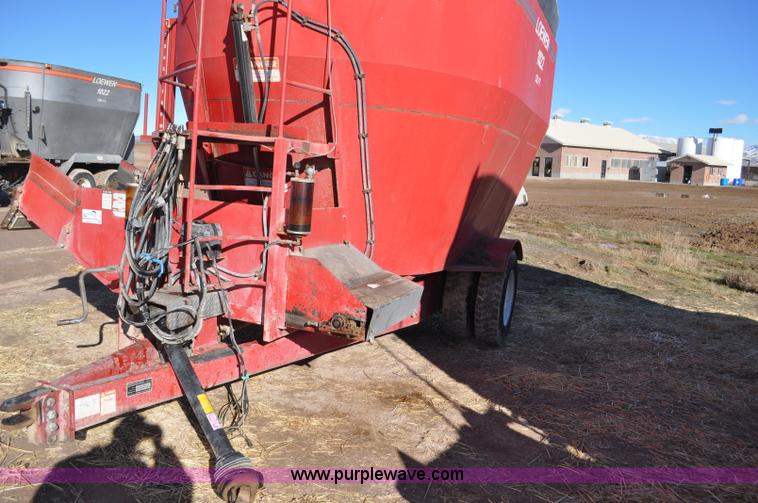 image for item G7117 2004 Loewen 1022 feed wagon