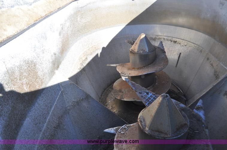 image for item G7117 2004 Loewen 1022 feed wagon