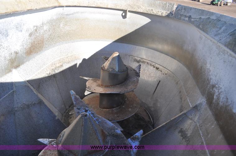 image for item G7117 2004 Loewen 1022 feed wagon