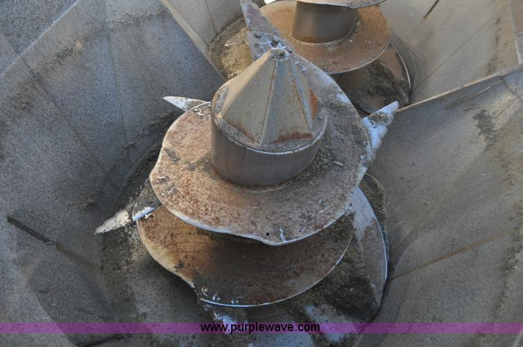 image for item G7117 2004 Loewen 1022 feed wagon