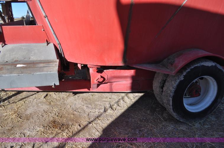 image for item G7117 2004 Loewen 1022 feed wagon