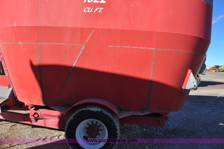 image for item G7117 2004 Loewen 1022 feed wagon