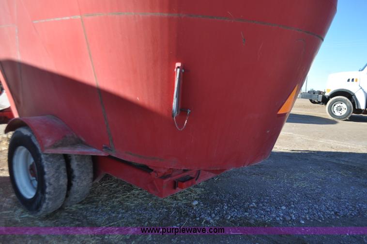 image for item G7117 2004 Loewen 1022 feed wagon