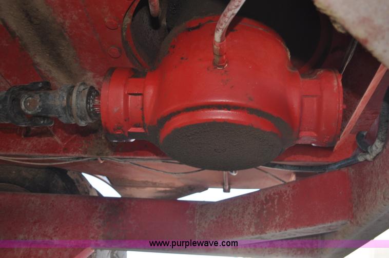 image for item G7117 2004 Loewen 1022 feed wagon