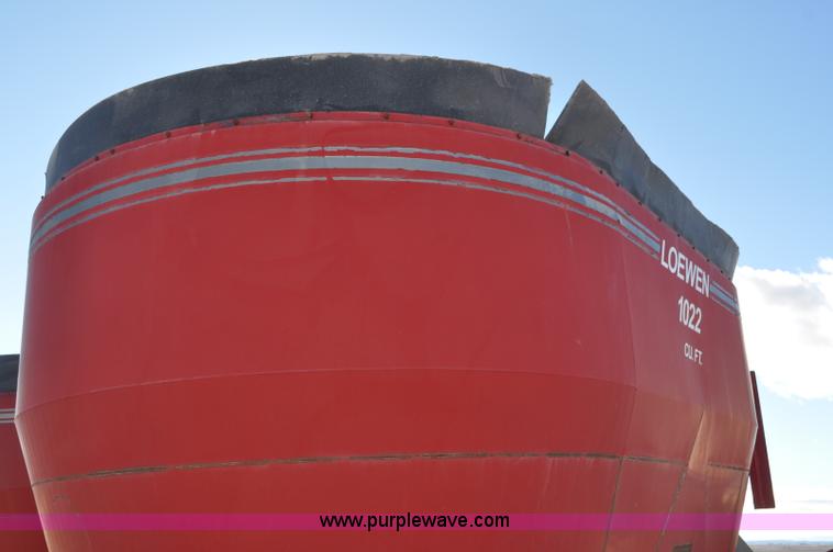 image for item G7117 2004 Loewen 1022 feed wagon