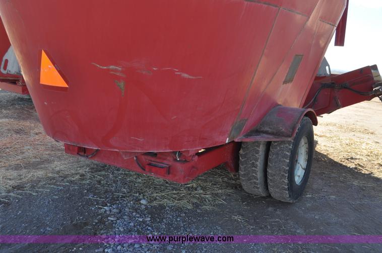 image for item G7117 2004 Loewen 1022 feed wagon