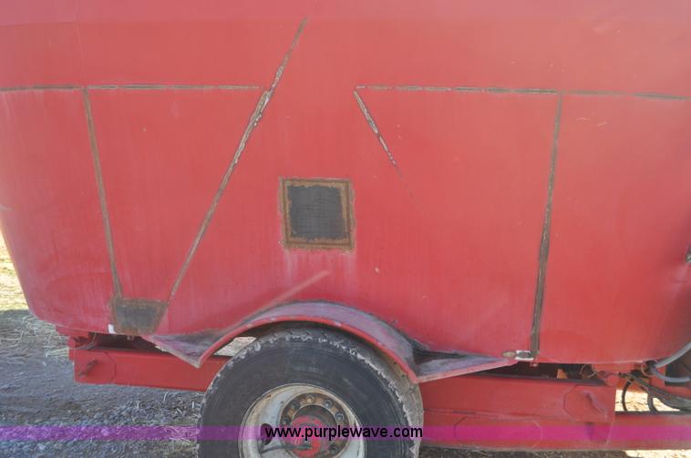 image for item G7117 2004 Loewen 1022 feed wagon