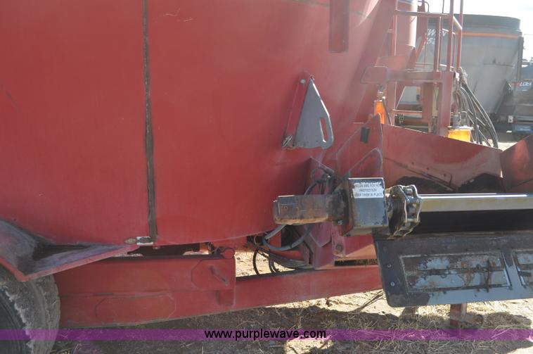 image for item G7117 2004 Loewen 1022 feed wagon