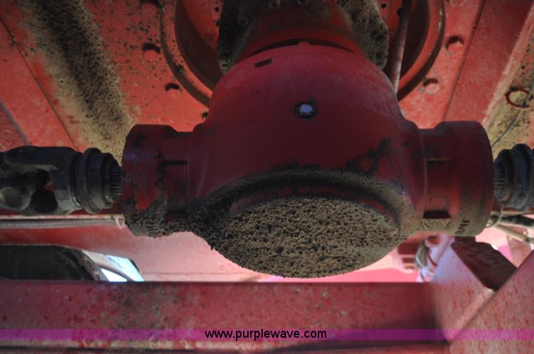 image for item G7117 2004 Loewen 1022 feed wagon