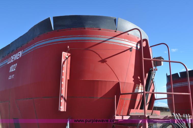 image for item G7117 2004 Loewen 1022 feed wagon