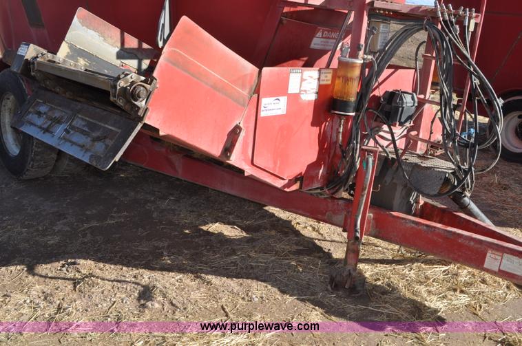 image for item G7117 2004 Loewen 1022 feed wagon