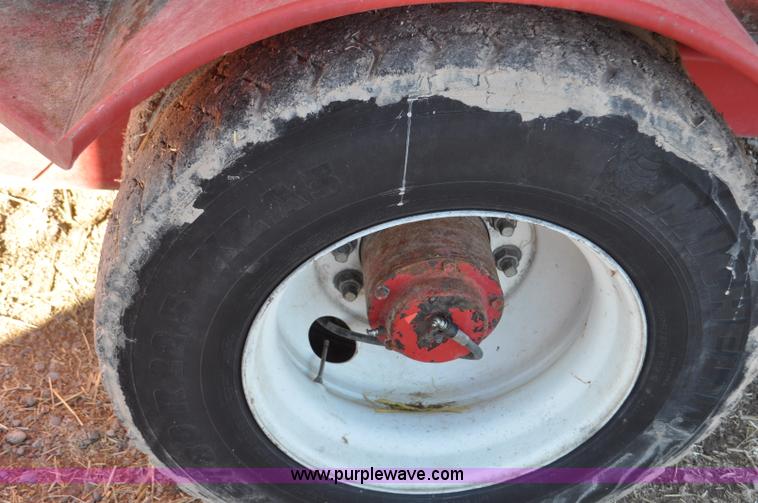 image for item G7117 2004 Loewen 1022 feed wagon