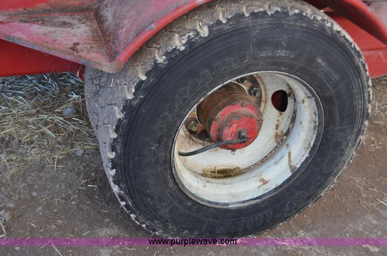 image for item G7117 2004 Loewen 1022 feed wagon