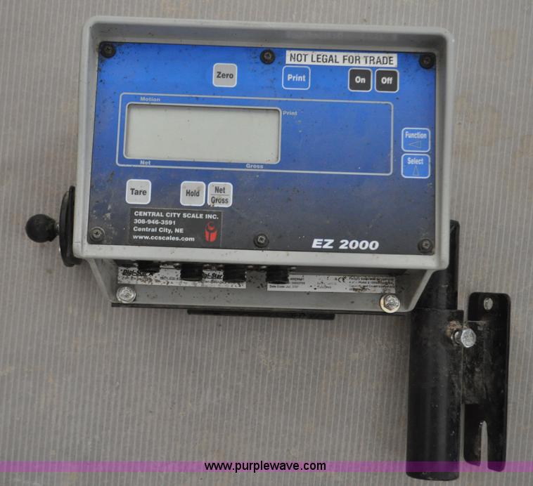 image for item G7117 2004 Loewen 1022 feed wagon