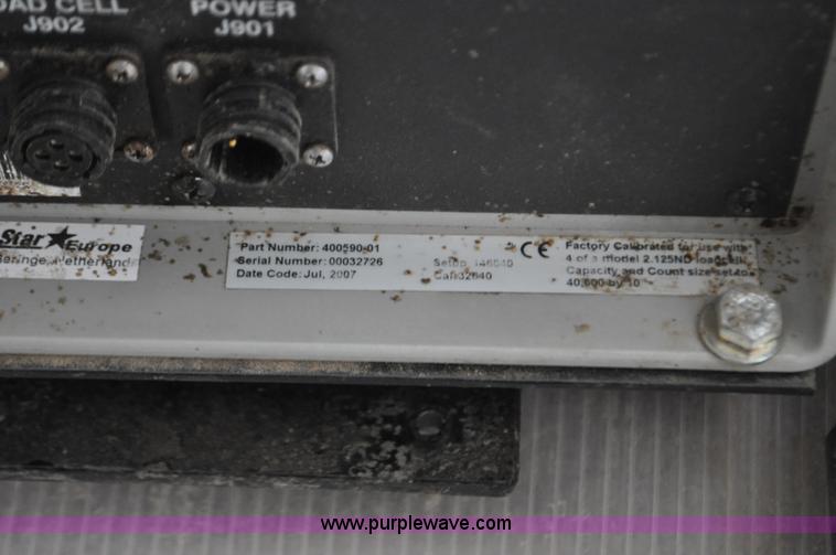 image for item G7117 2004 Loewen 1022 feed wagon