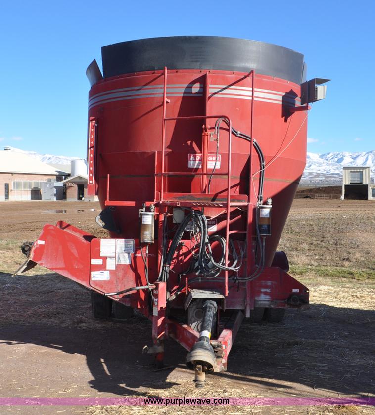 image for item G7118 2008 Loewen 1022 feed wagon