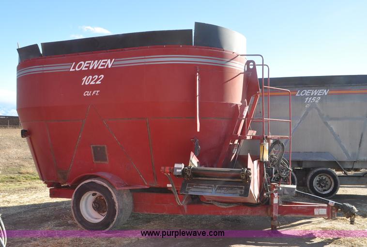 image for item G7118 2008 Loewen 1022 feed wagon