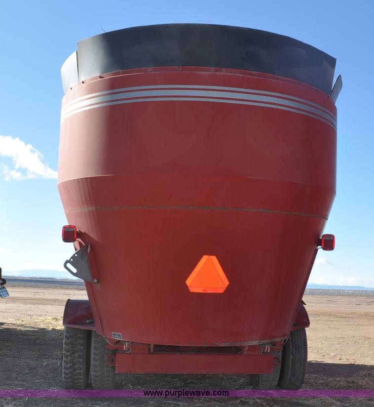 image for item G7118 2008 Loewen 1022 feed wagon