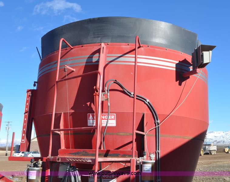 image for item G7118 2008 Loewen 1022 feed wagon