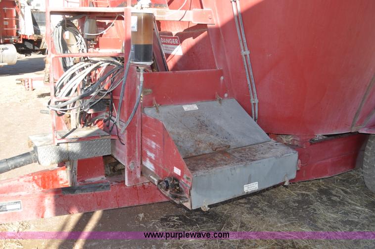 image for item G7118 2008 Loewen 1022 feed wagon