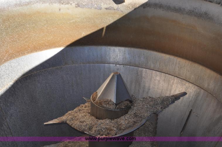 image for item G7118 2008 Loewen 1022 feed wagon