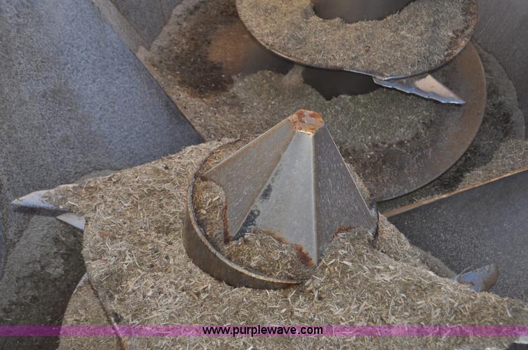 image for item G7118 2008 Loewen 1022 feed wagon