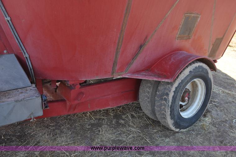 image for item G7118 2008 Loewen 1022 feed wagon