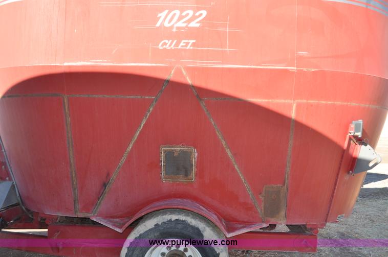 image for item G7118 2008 Loewen 1022 feed wagon