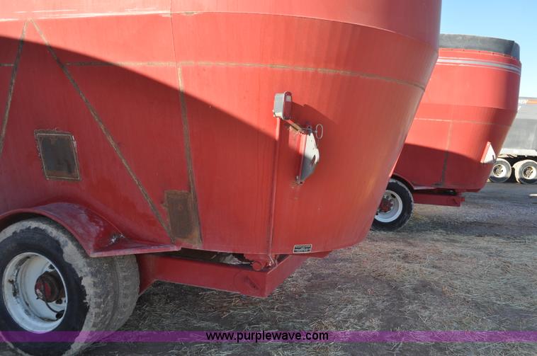 image for item G7118 2008 Loewen 1022 feed wagon