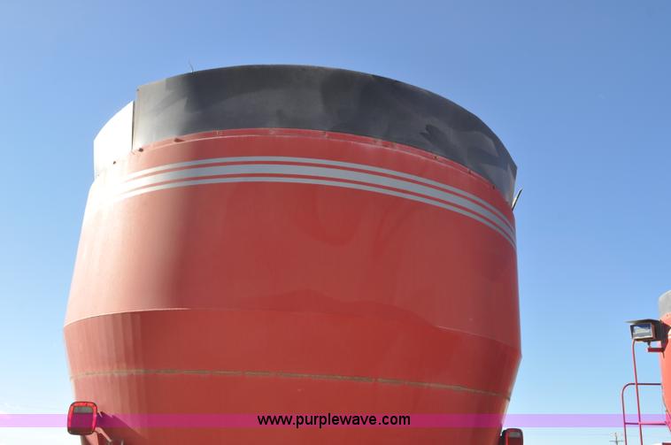 image for item G7118 2008 Loewen 1022 feed wagon