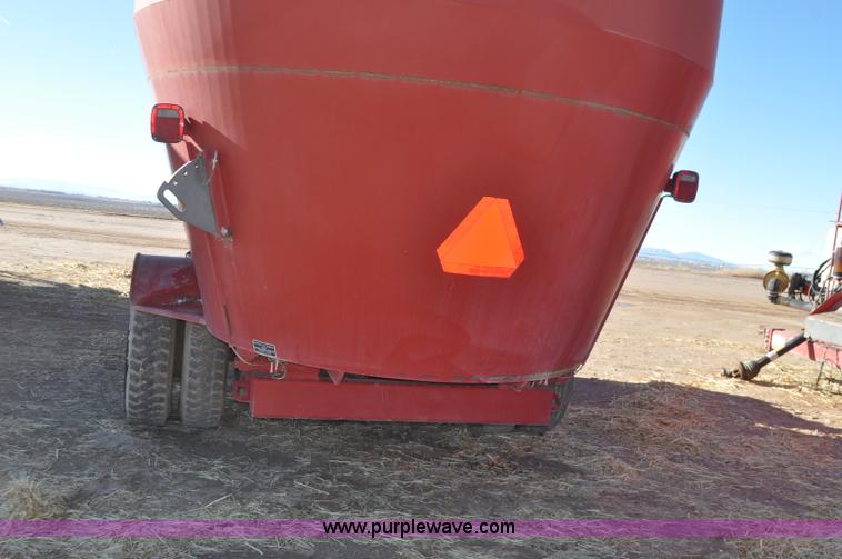 image for item G7118 2008 Loewen 1022 feed wagon