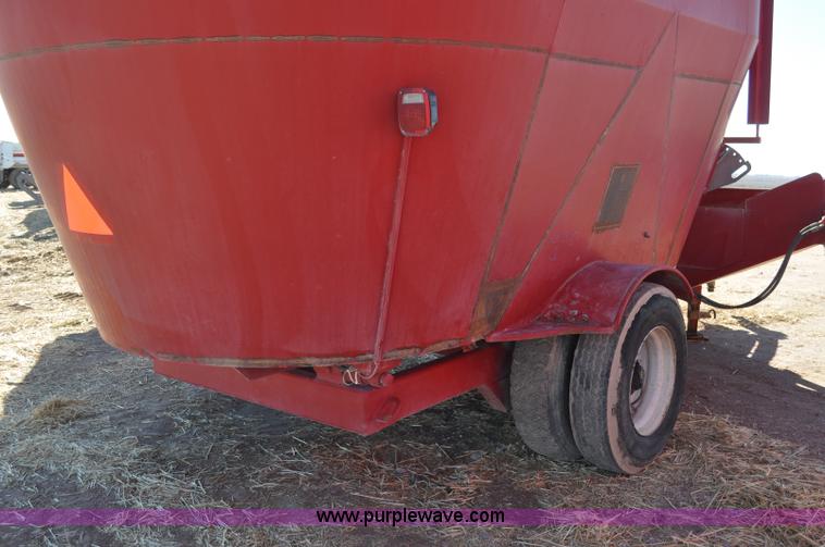image for item G7118 2008 Loewen 1022 feed wagon