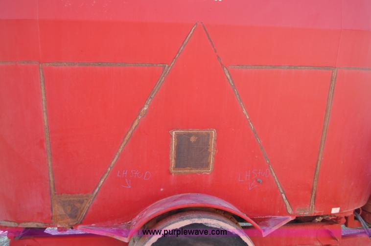 image for item G7118 2008 Loewen 1022 feed wagon