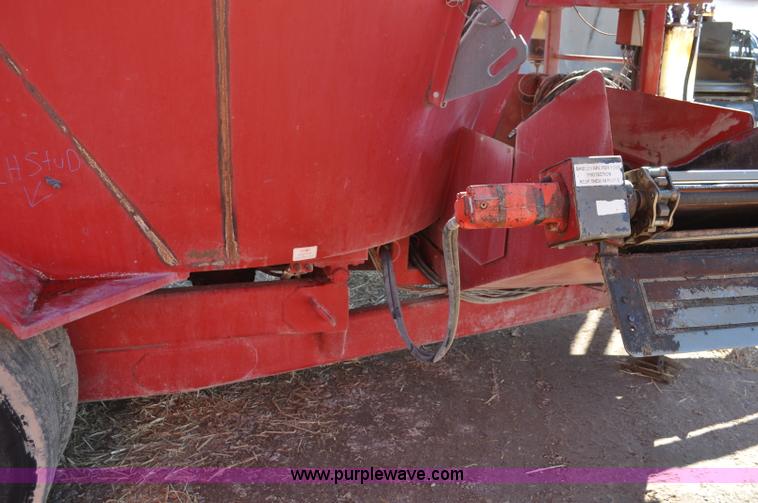 image for item G7118 2008 Loewen 1022 feed wagon
