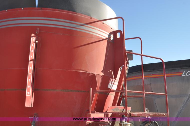 image for item G7118 2008 Loewen 1022 feed wagon