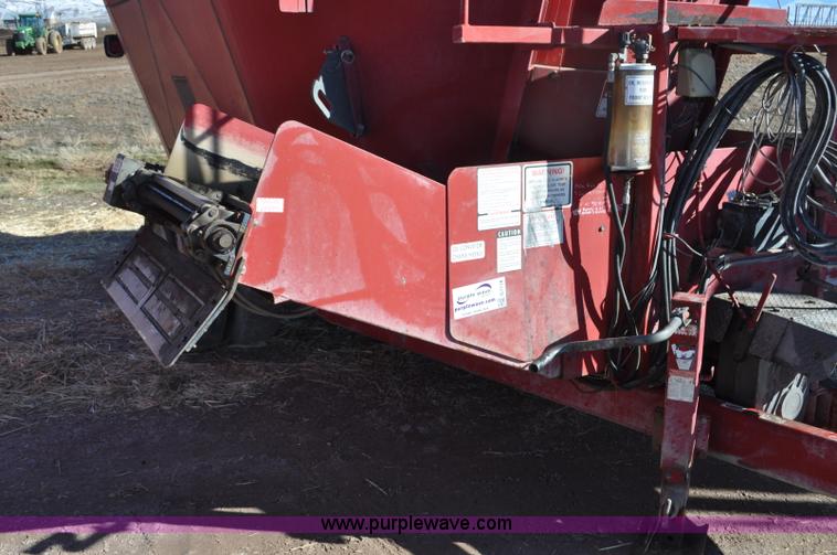 image for item G7118 2008 Loewen 1022 feed wagon