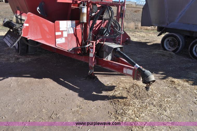 image for item G7118 2008 Loewen 1022 feed wagon