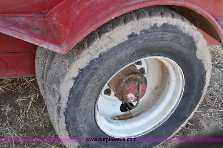 image for item G7118 2008 Loewen 1022 feed wagon