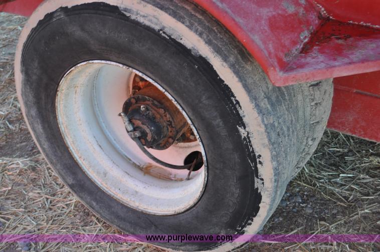 image for item G7118 2008 Loewen 1022 feed wagon