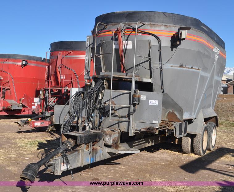 image for item G7119 2005 Loewen 1152 feed wagon