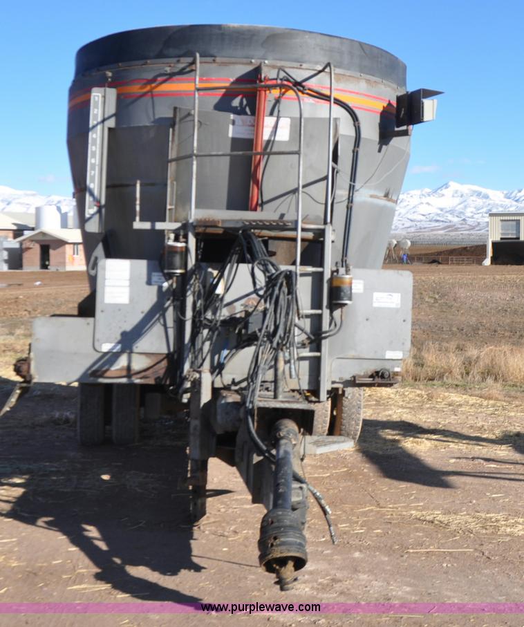 image for item G7119 2005 Loewen 1152 feed wagon