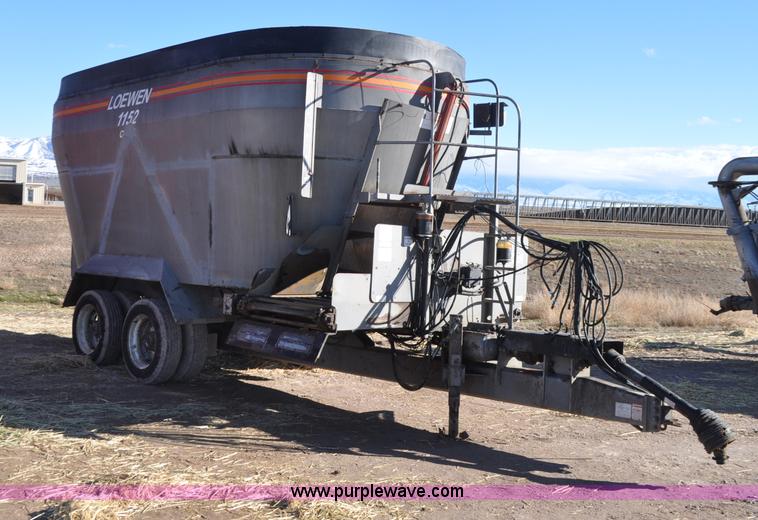 image for item G7119 2005 Loewen 1152 feed wagon