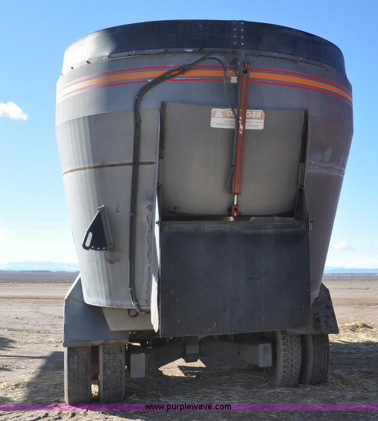 image for item G7119 2005 Loewen 1152 feed wagon