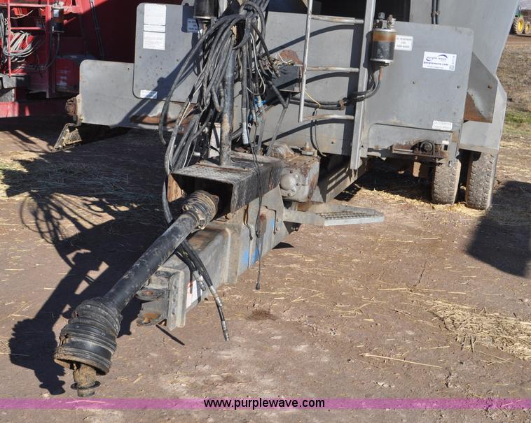 image for item G7119 2005 Loewen 1152 feed wagon